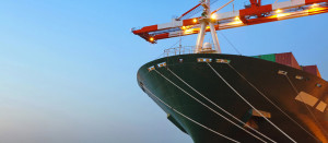 Barco Carguero con grúas