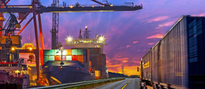 Camión mercancías en el puerto